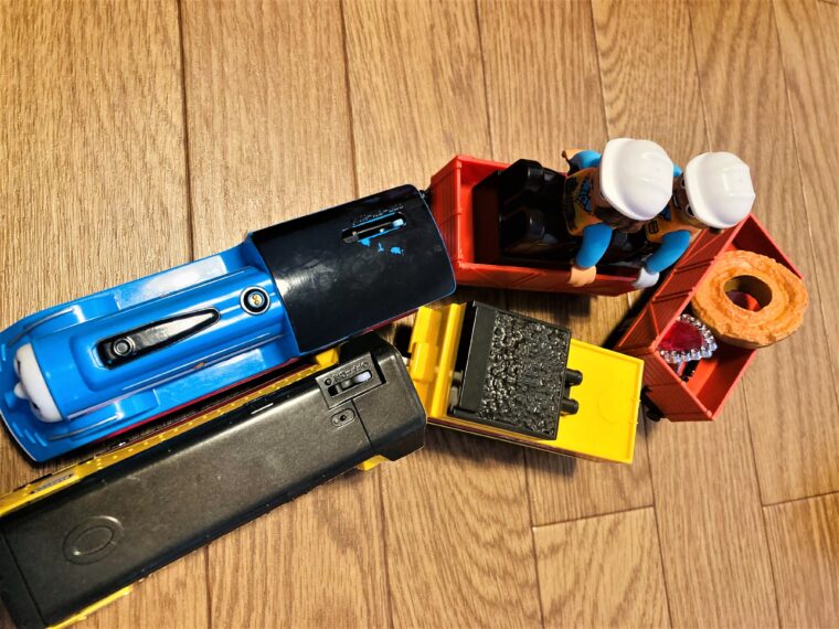 プラレールトーマスの貨車にレゴを載せている