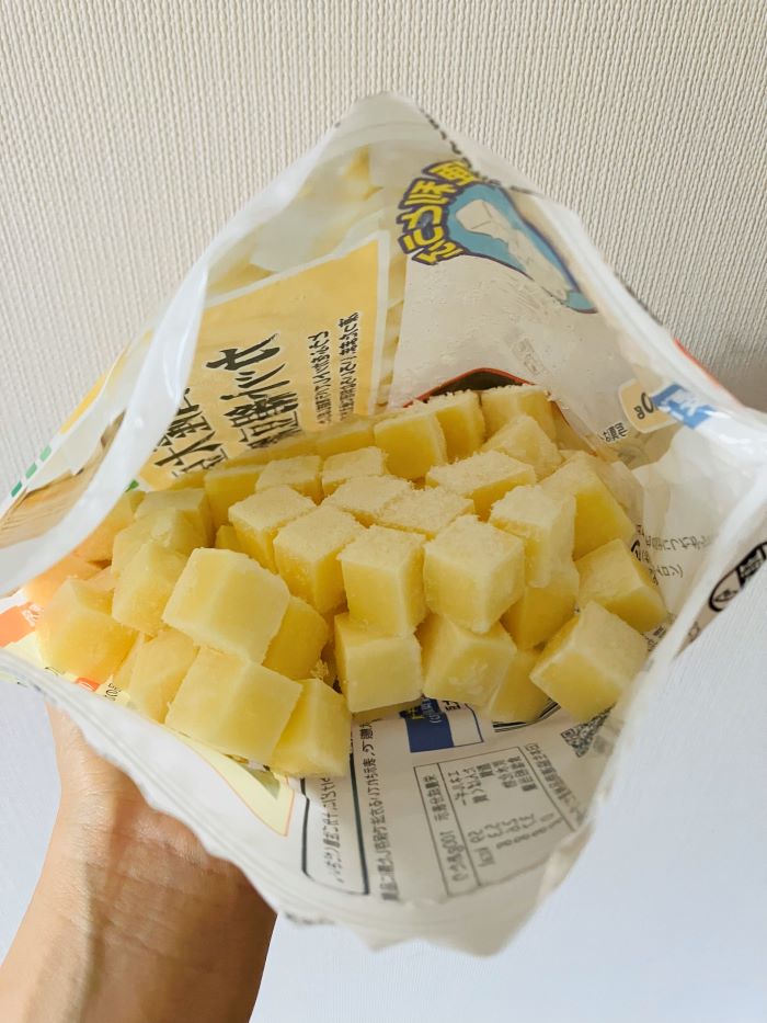 コープ国産大豆のカット絹豆腐の冷凍状態だと黄色みがかって見える