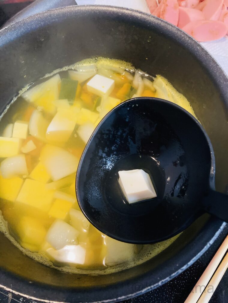 味噌汁から豆腐を取り分けしている写真