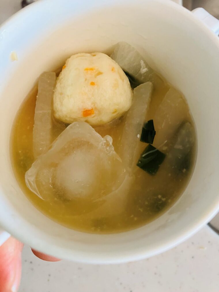 味噌汁の味を薄めるために氷を入れている写真